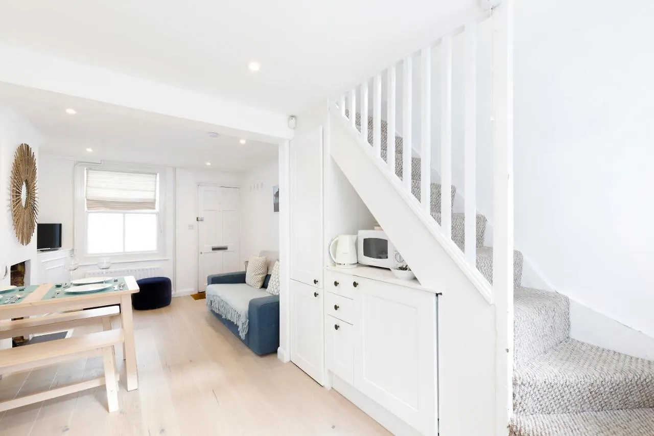 Holiday home Central Quiet Cottage. Walk To Shops, Bars & Beach Brighton