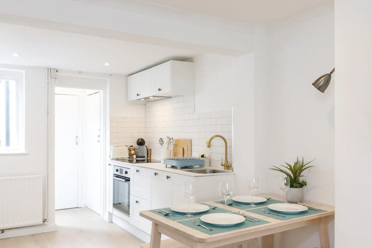 Central Quiet Cottage. Walk To Shops, Bars & Beach Brighton Holiday home