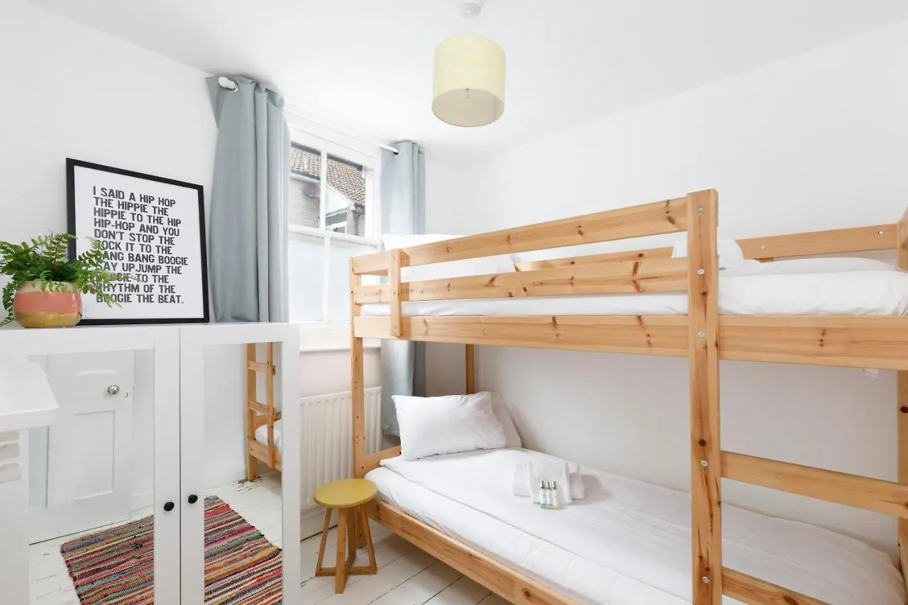 Holiday home Central Quiet Cottage. Walk To Shops, Bars & Beach Brighton