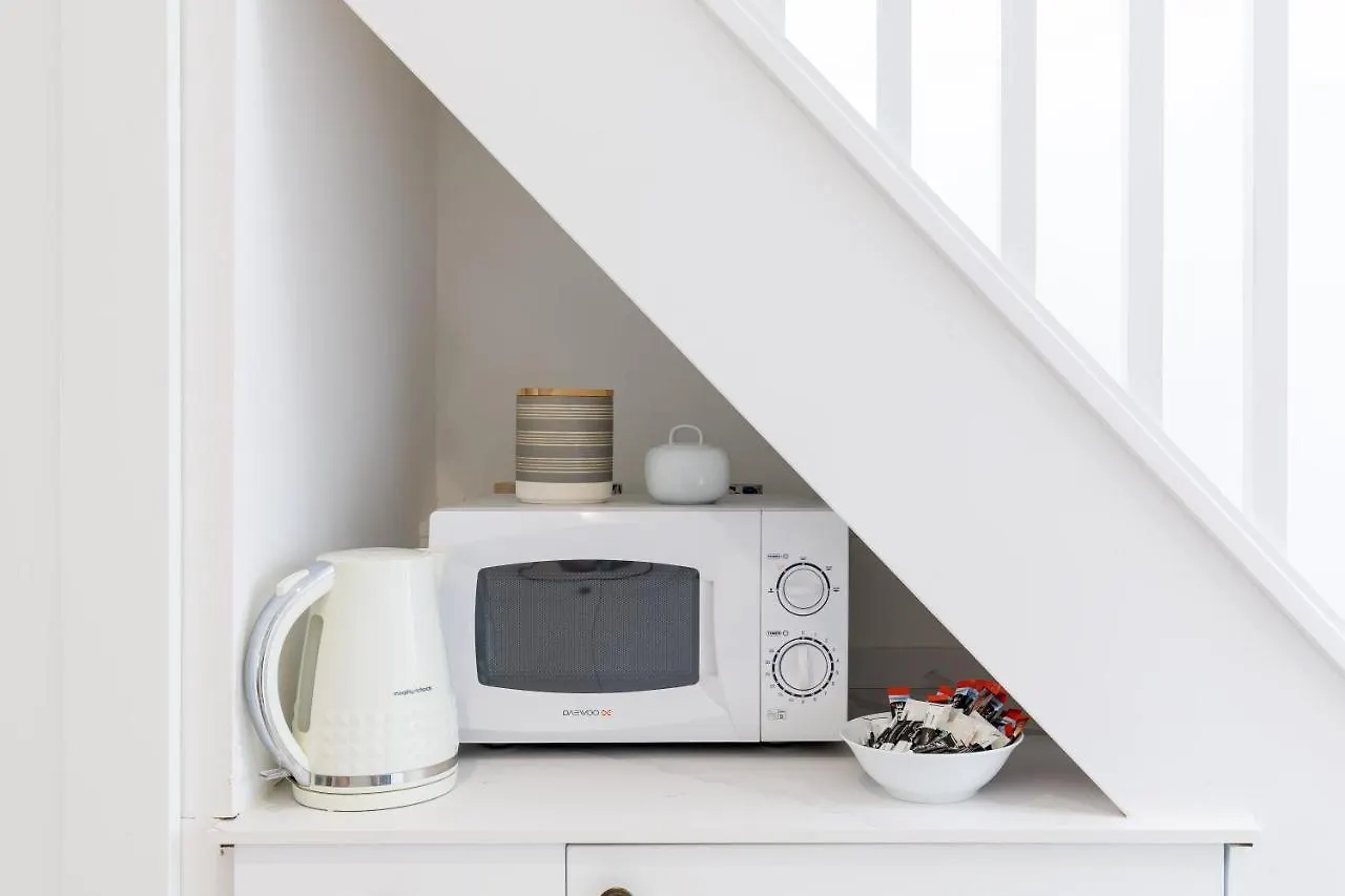 Central Quiet Cottage. Walk To Shops, Bars & Beach Brighton Holiday home