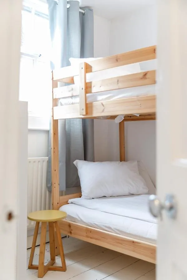 Central Quiet Cottage. Walk To Shops, Bars & Beach Brighton Holiday home