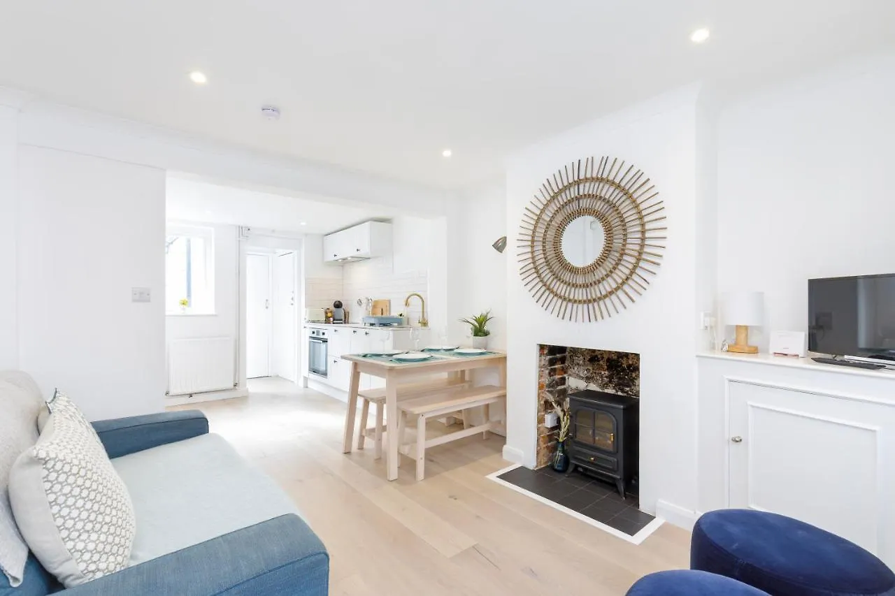 Central Quiet Cottage. Walk To Shops, Bars & Beach location